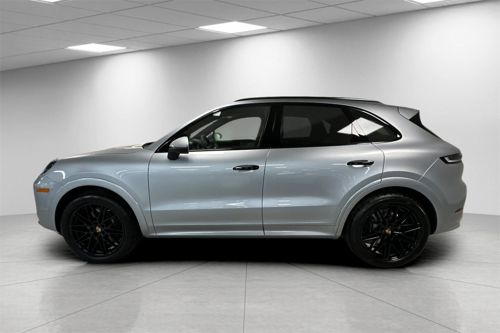 2025 Porsche Cayenne photo 2