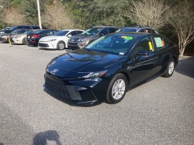 2025 Toyota Camry LE's photo