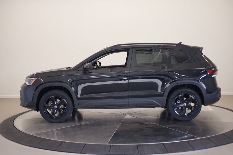 2025 Volkswagen Taos SE photo 3