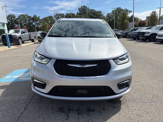 2026 Chrysler Pacifica photo 3