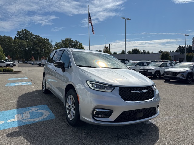 2026 Chrysler Pacifica photo 4