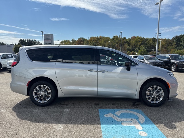 2026 Chrysler Pacifica photo 5
