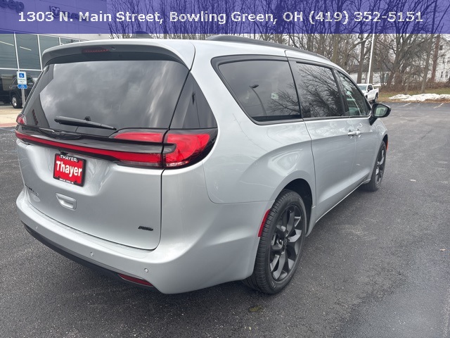New 2026 Chrysler Pacifica Select 4D Passenger Van