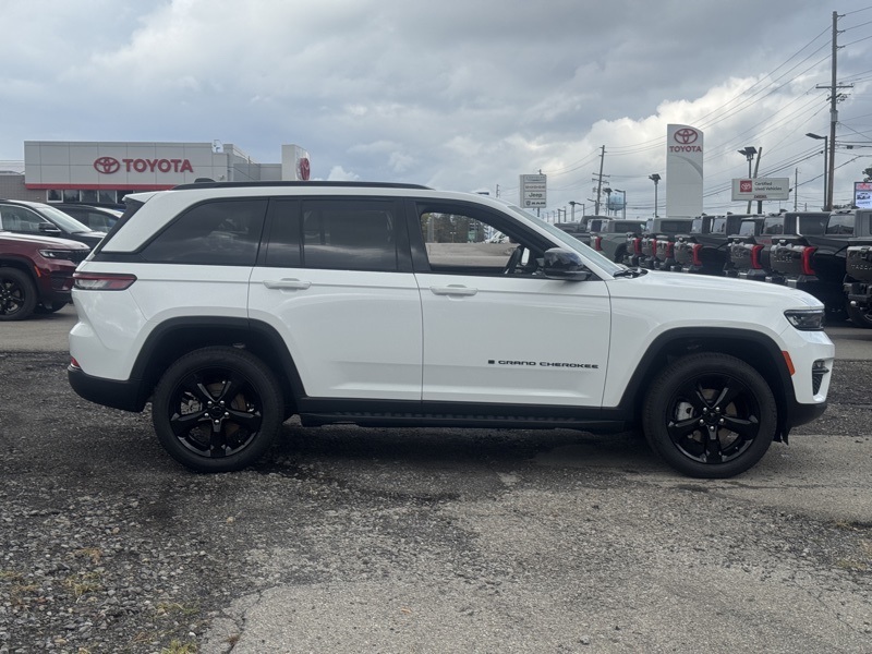 2025 Jeep Grand Cherokee Limited photo 2