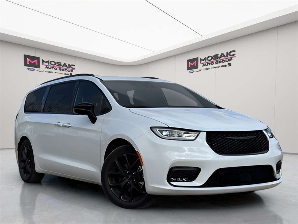 Used 2025 Chrysler Pacifica Limited Vans