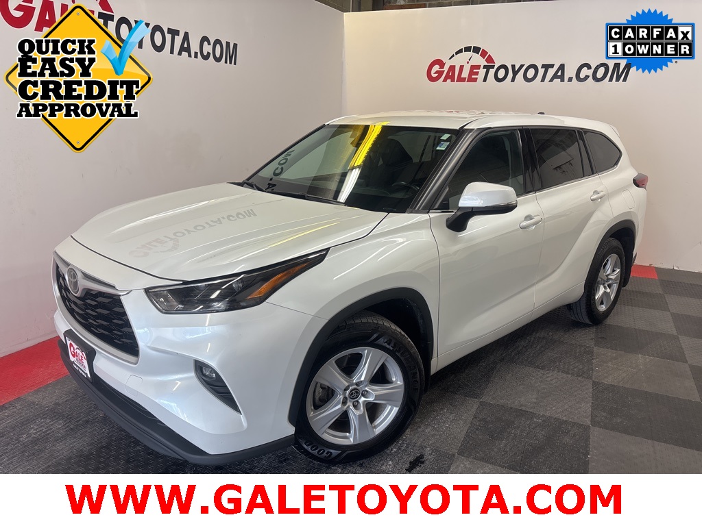 2022 Toyota Highlander LE's photo