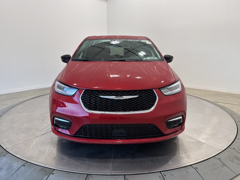 2026 Chrysler Pacifica photo 2