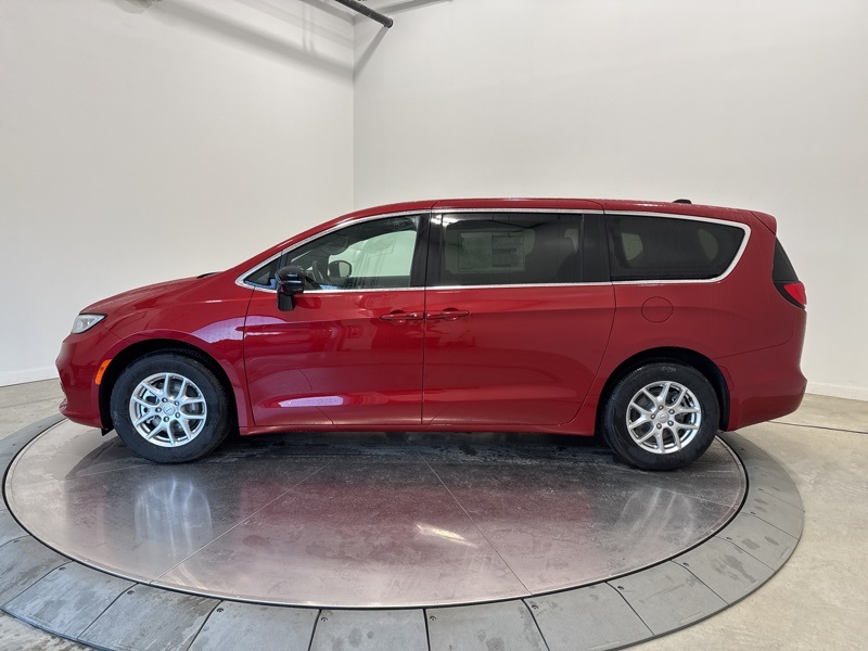 2026 Chrysler Pacifica photo 4