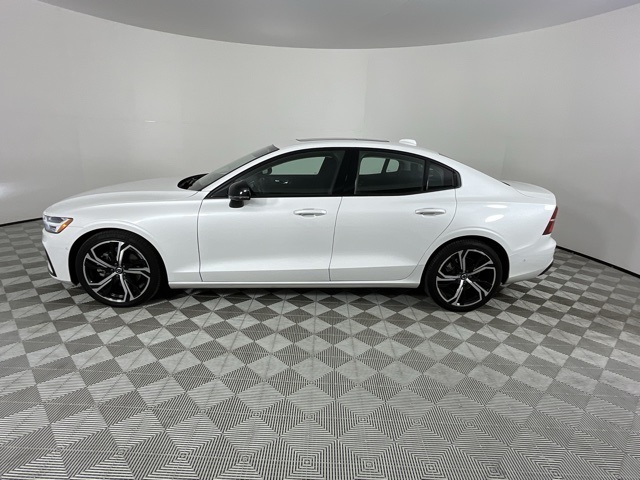 2024 Volvo S60 B5 Plus photo 2