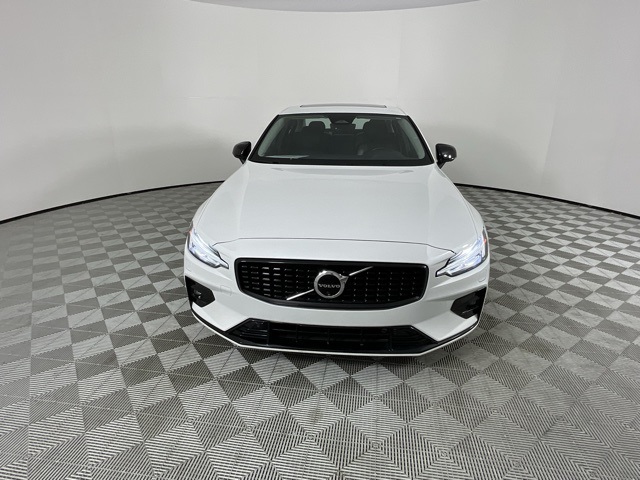 2024 Volvo S60 B5 Plus photo 3
