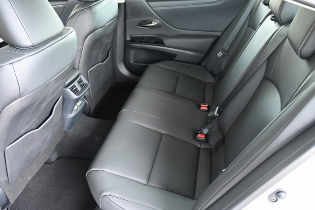 2025 Lexus ES 300h photo 11