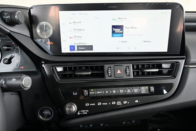 2025 Lexus ES 300h photo 16