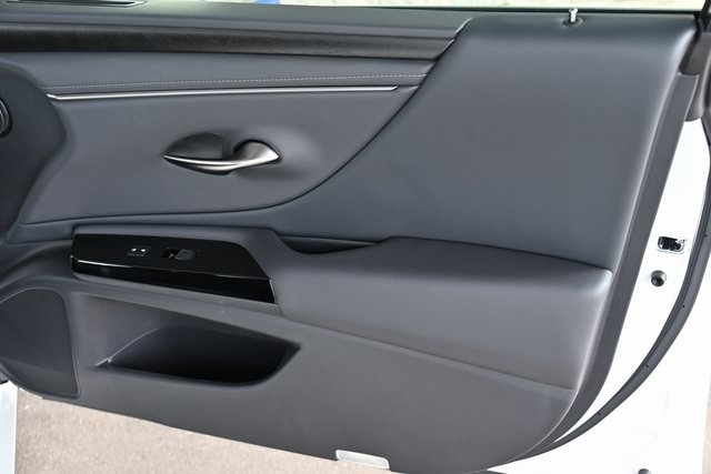 2025 Lexus ES 300h photo 18