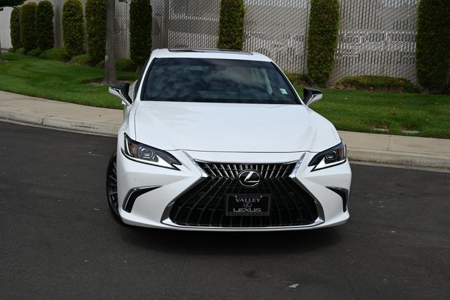 2025 Lexus ES 300h photo 2