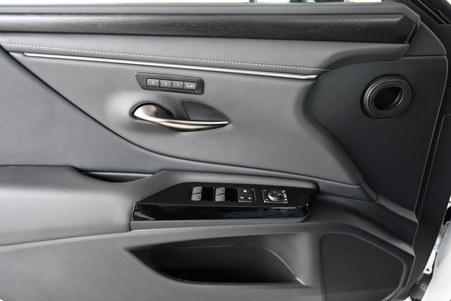 2025 Lexus ES 300h photo 19