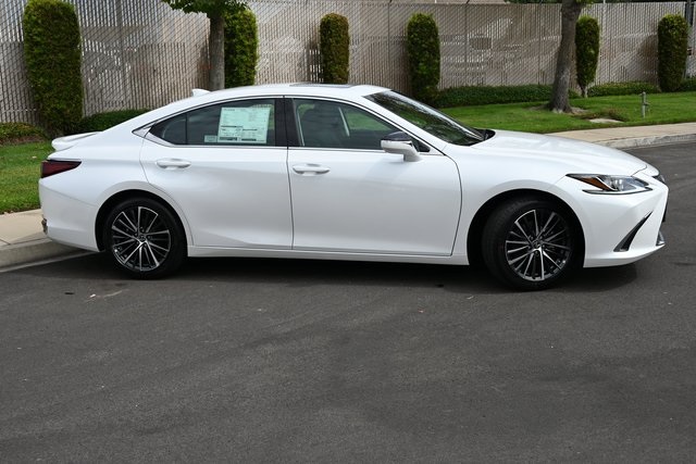 2025 Lexus ES 300h photo 3