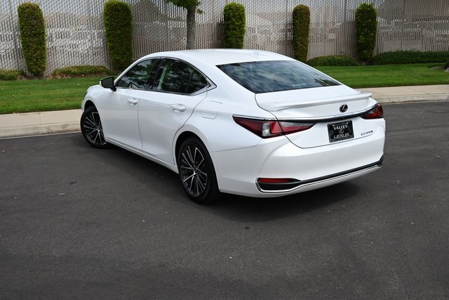 2025 Lexus ES 300h photo 4