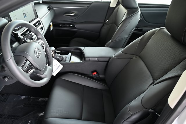 2025 Lexus ES 300h photo 9