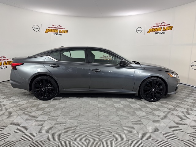 2022 Gun Metallic Nissan Altima 2.5 SR FWD Sedan