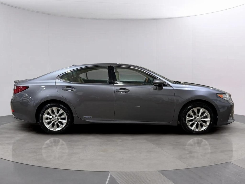 2013 Lexus ES 300h photo 2