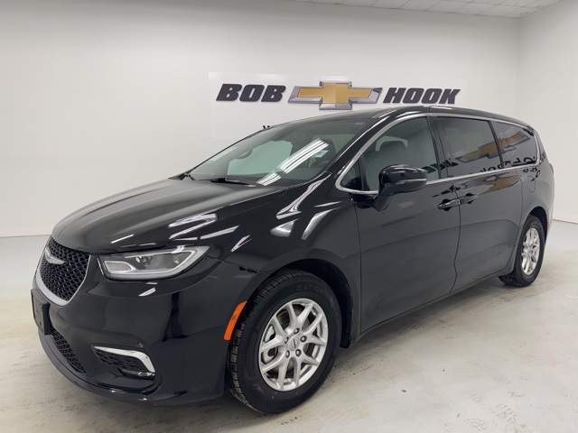 used 2025 Chrysler Pacifica car, priced at $29,999