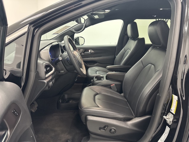 used 2025 Chrysler Pacifica car, priced at $29,999