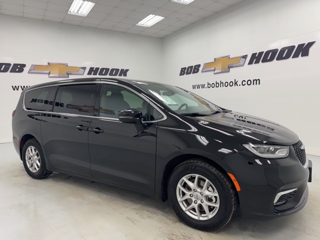 used 2025 Chrysler Pacifica car, priced at $29,999