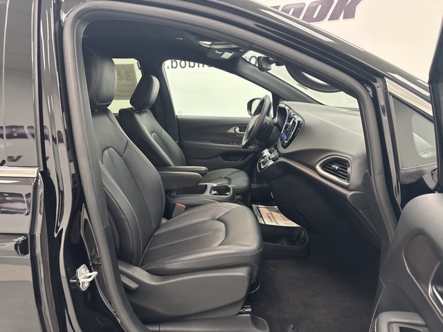 used 2025 Chrysler Pacifica car, priced at $29,999
