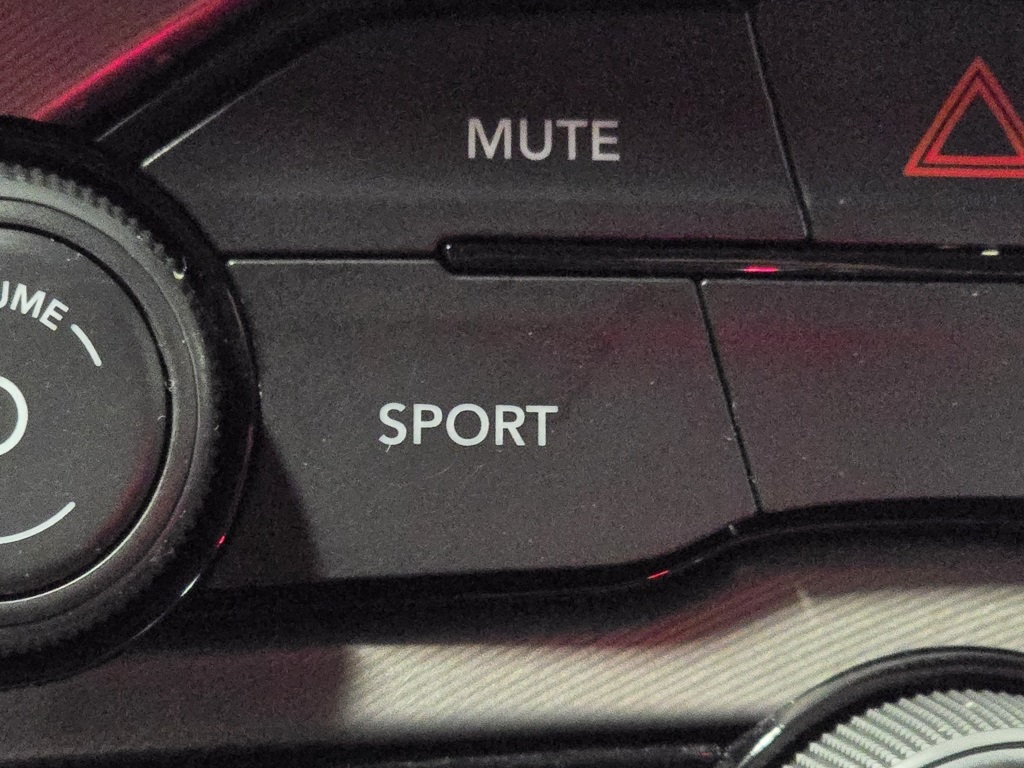 2022 Dodge Challenger SXT photo 4