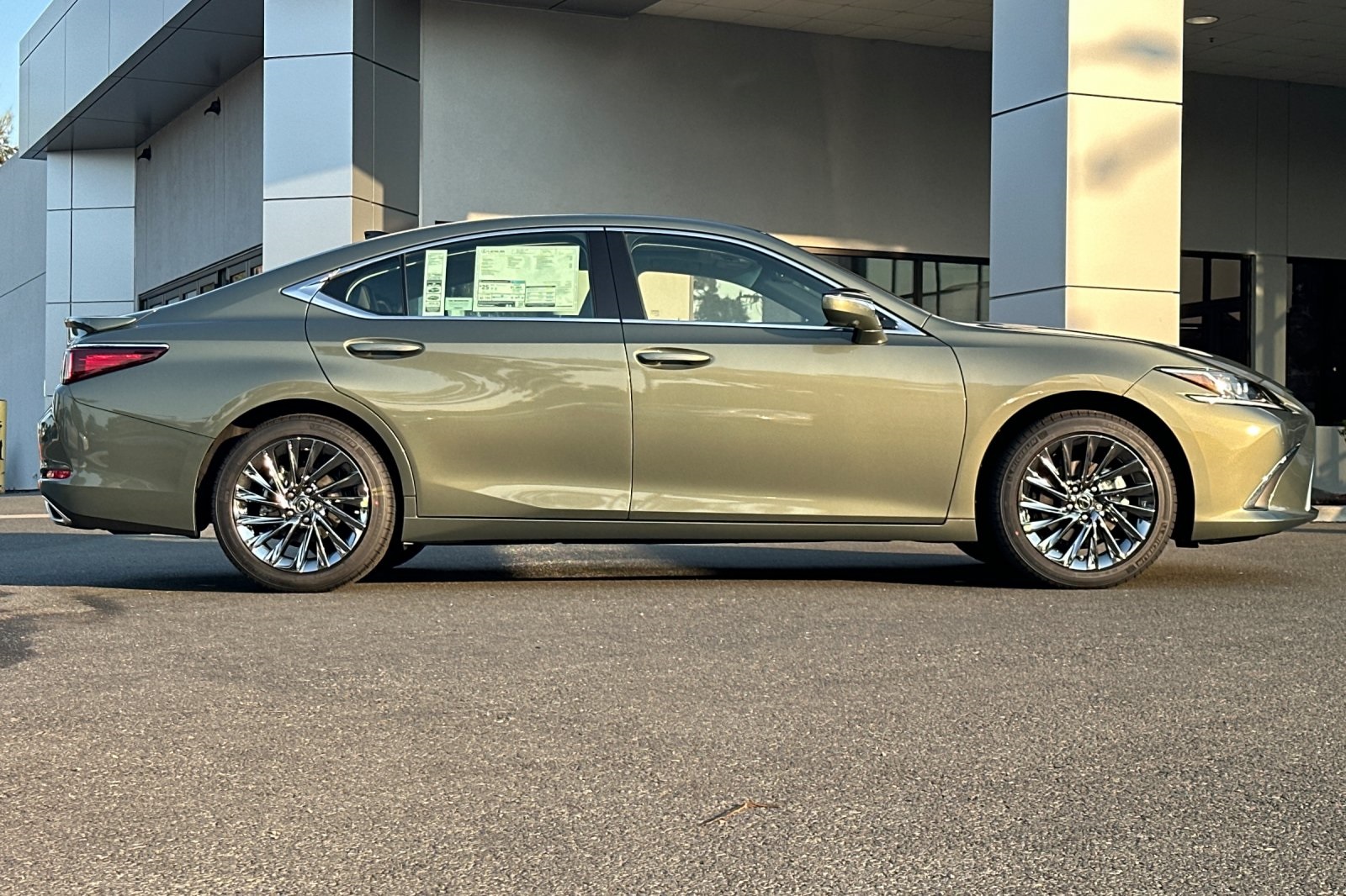 2025 Lexus ES 350 Luxury photo 3
