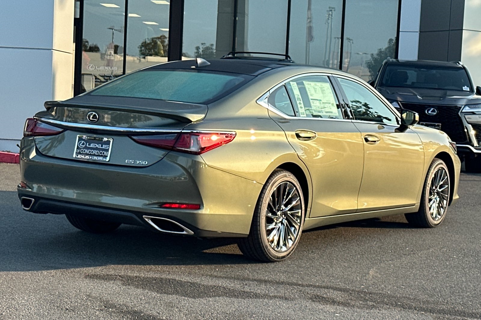 2025 Lexus ES 350 Luxury photo 4