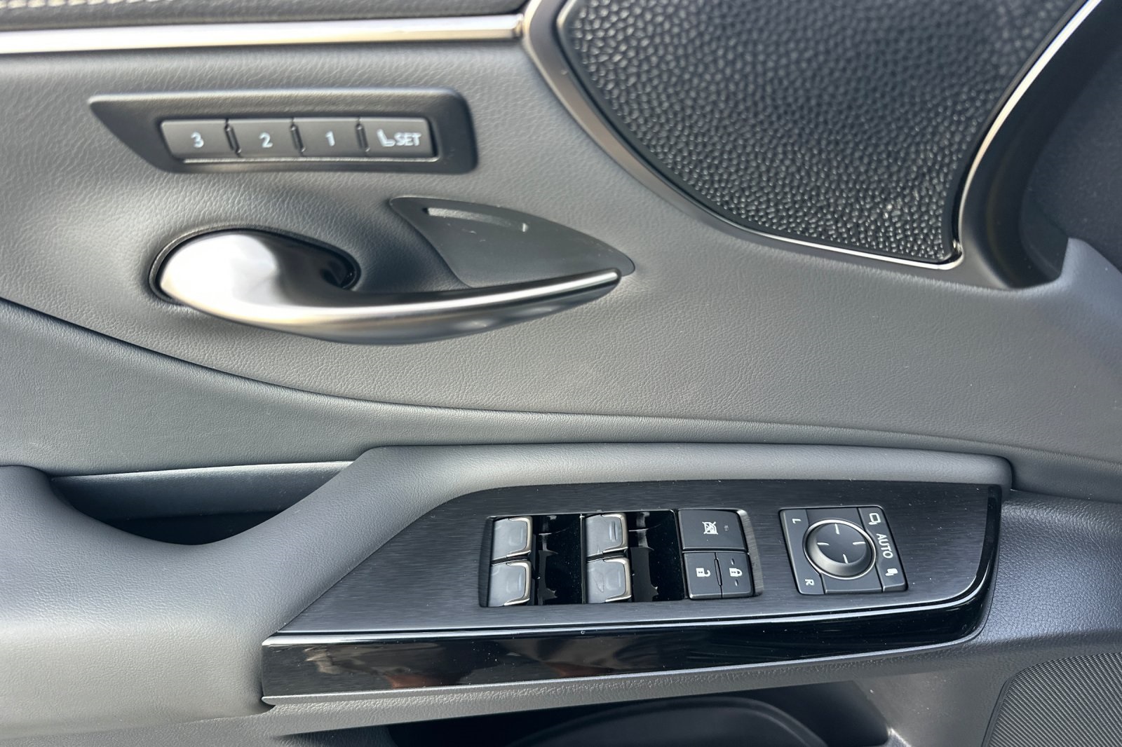 2025 Lexus ES 350 Luxury photo 8