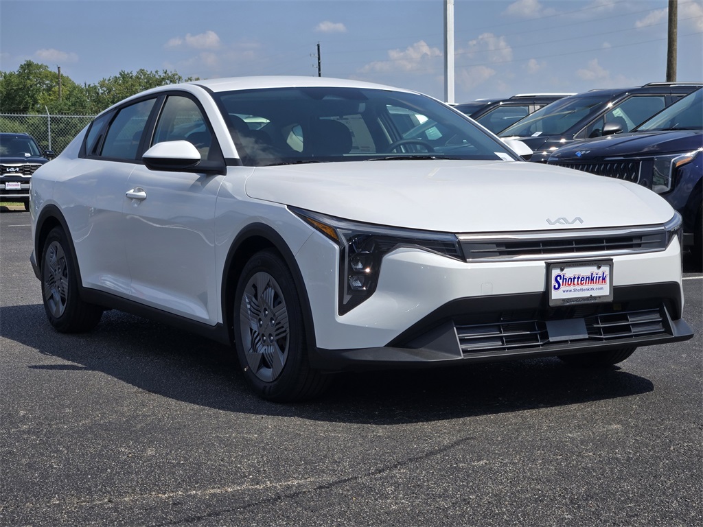 2025 Kia K4 LX photo 2