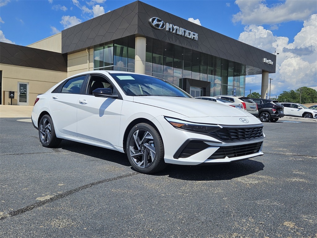 2025 Hyundai Elantra SEL's photo