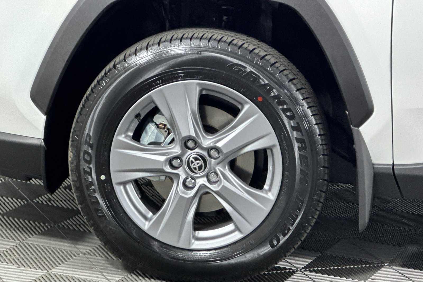 2025 Toyota RAV4 XLE photo 23