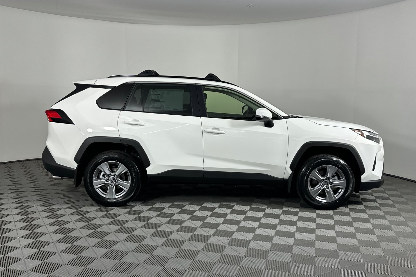 2025 Toyota RAV4 XLE photo 2