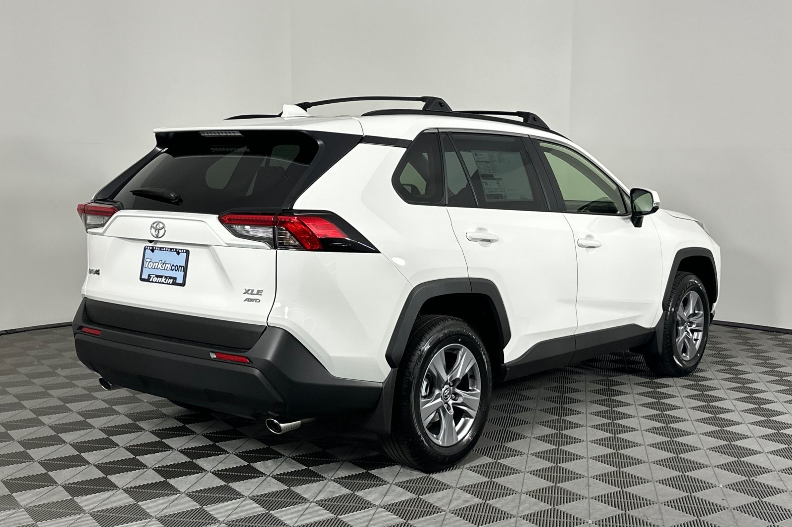 2025 Toyota RAV4 XLE photo 3