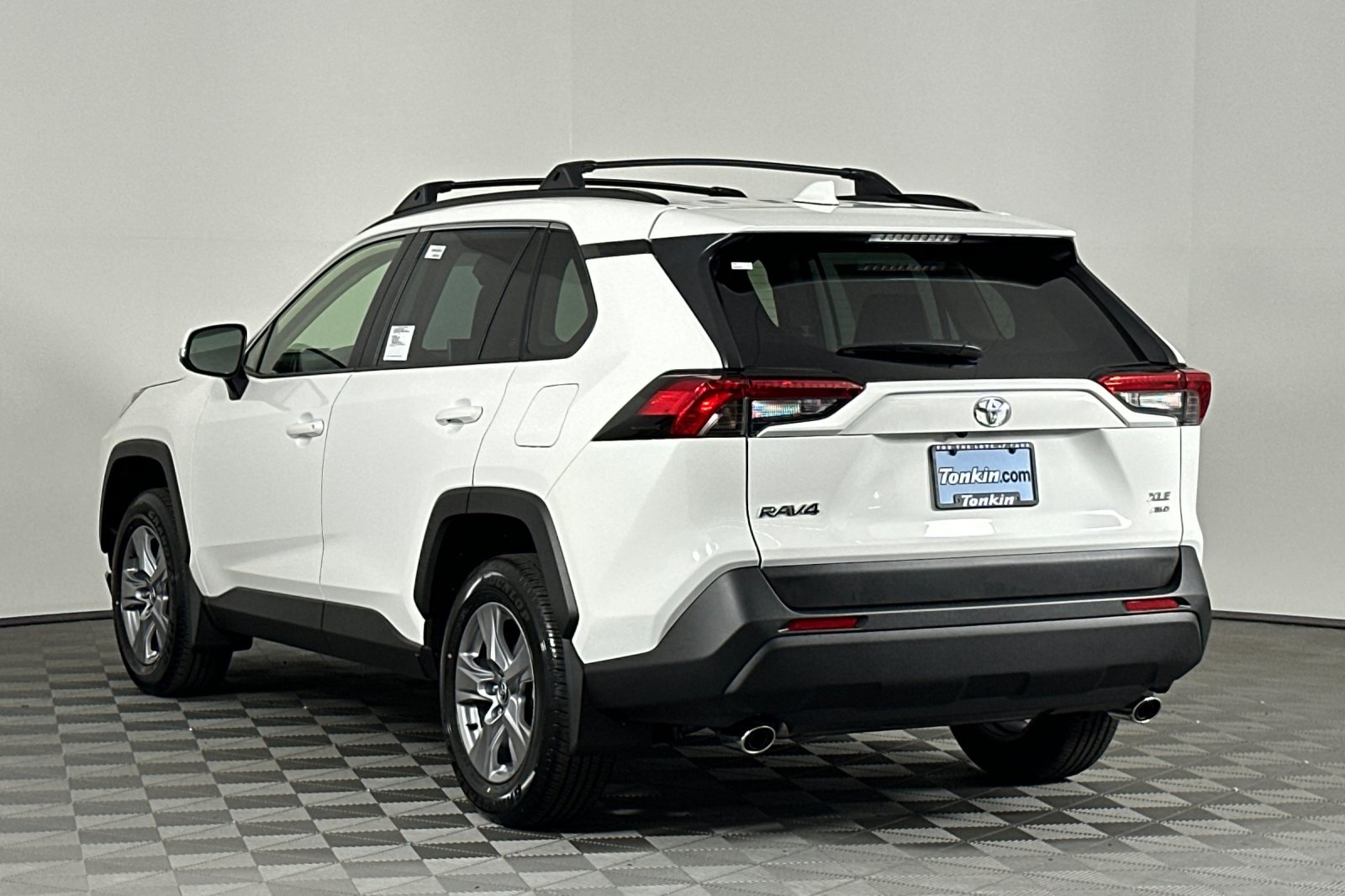 2025 Toyota RAV4 XLE photo 5