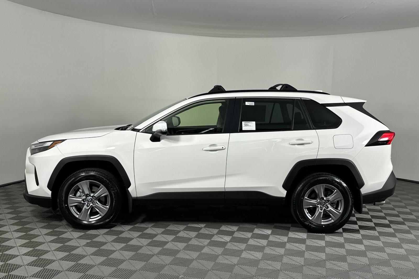 2025 Toyota RAV4 XLE photo 6