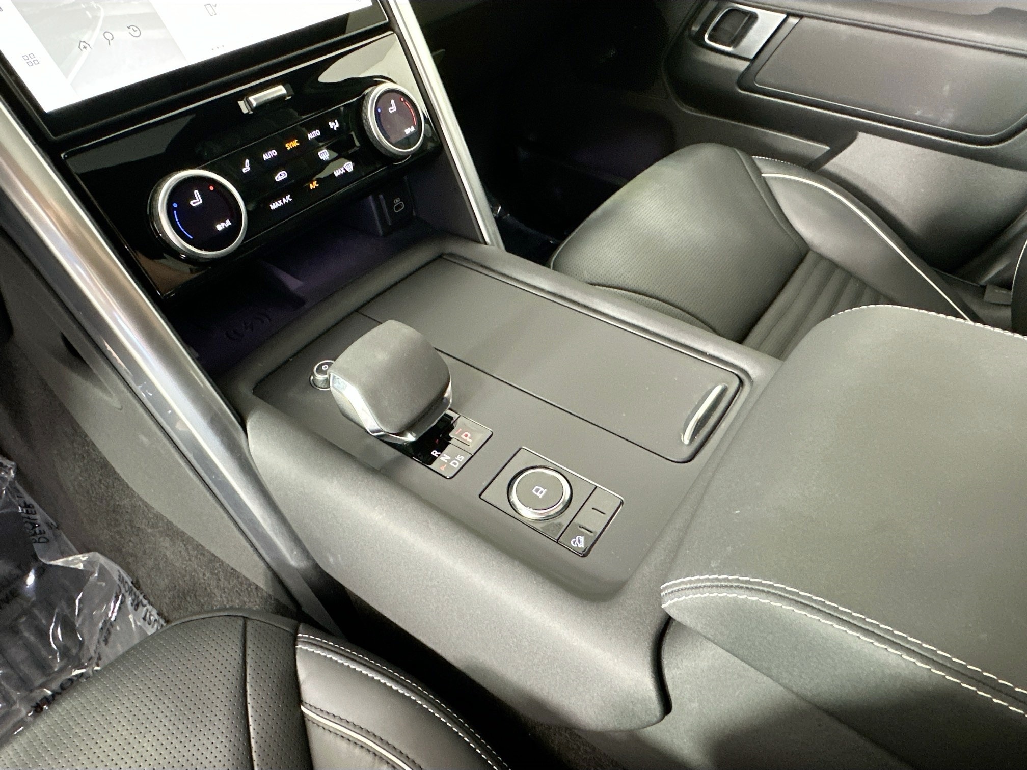 used 2024 Land Rover Discovery car, priced at $60,998