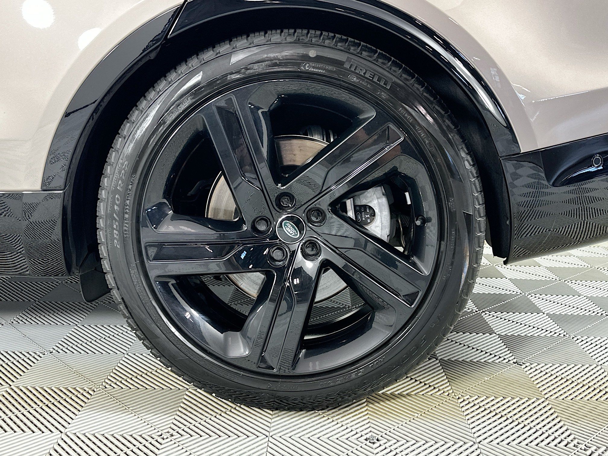 used 2024 Land Rover Discovery car, priced at $60,998