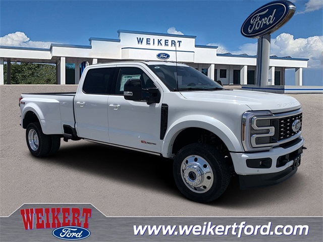 2025 Star White Metallic Tri-Coat Ford Super Duty F-450 DRW Platinum Truck
