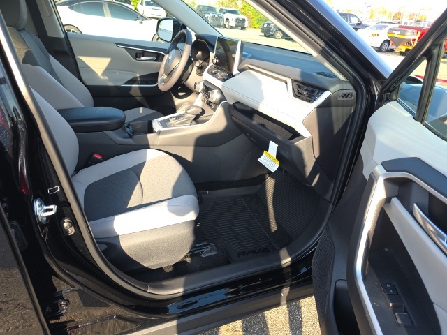 2025 Toyota RAV4 Hybrid XLE photo 10
