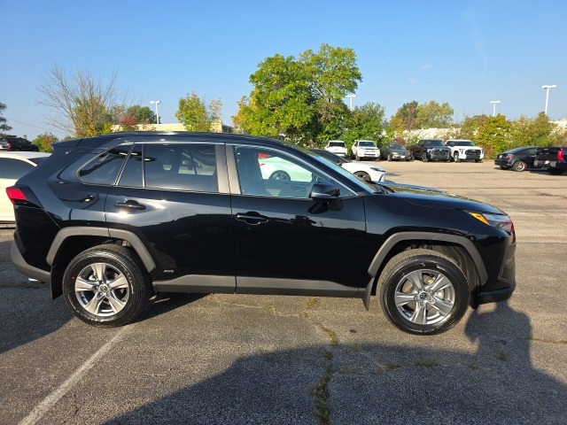 2025 Toyota RAV4 Hybrid XLE photo 3