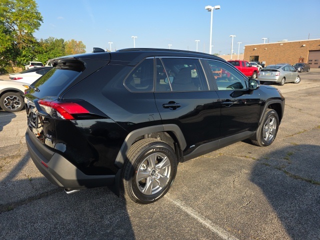 2025 Toyota RAV4 Hybrid XLE photo 4