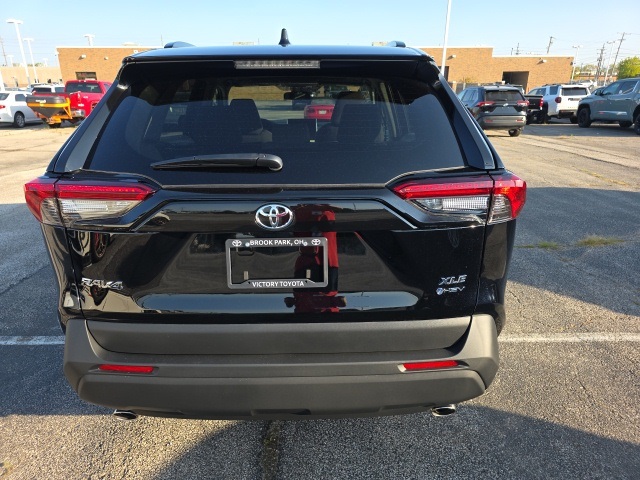 2025 Toyota RAV4 Hybrid XLE photo 5