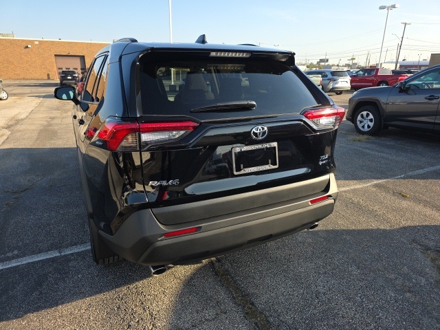 2025 Toyota RAV4 Hybrid XLE photo 6