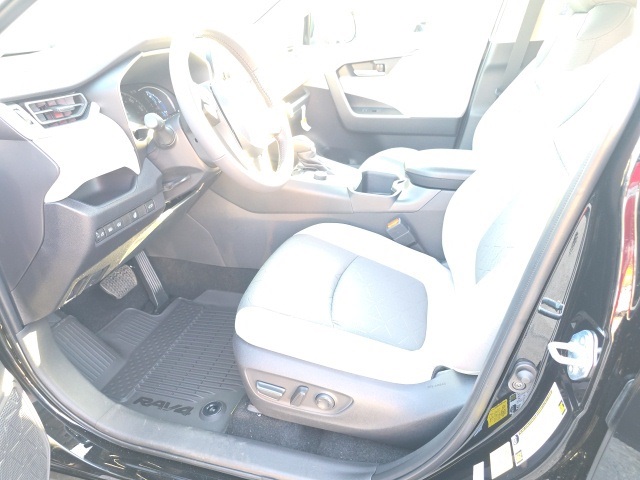 2025 Toyota RAV4 Hybrid XLE photo 8