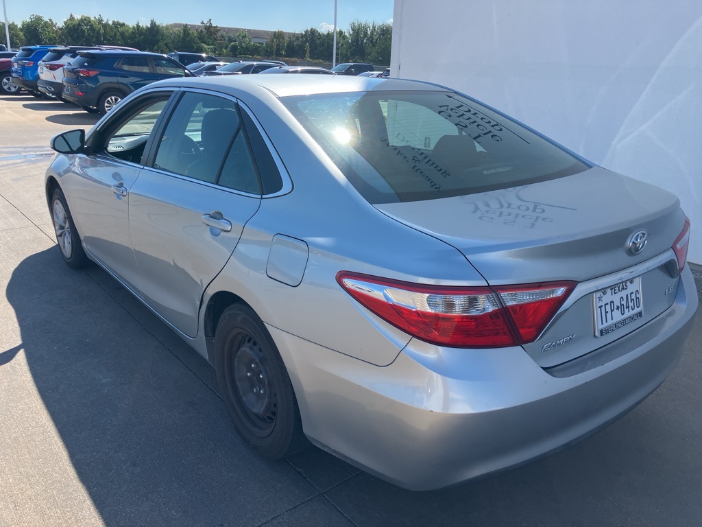 2015 Toyota Camry SE photo 2