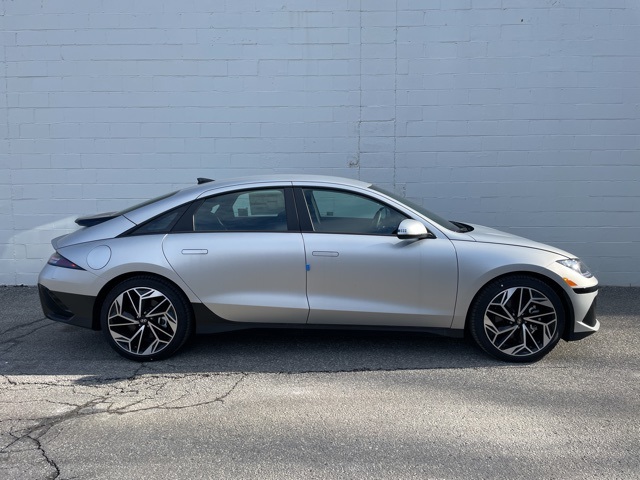 2025 Hyundai Ioniq 6 SEL photo 3